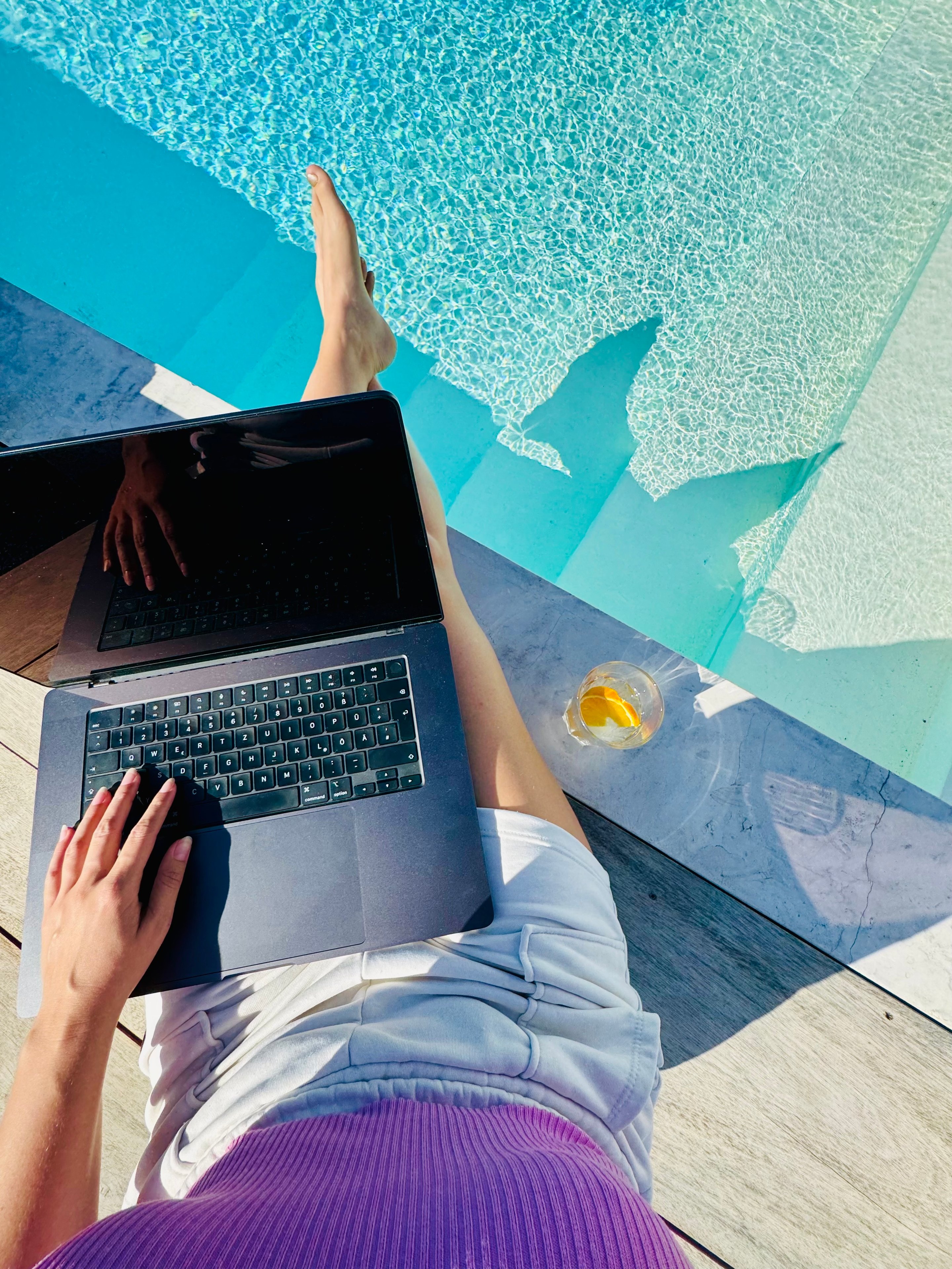 Laptop am Pool – ortsunabhängig arbeiten mit Ringana