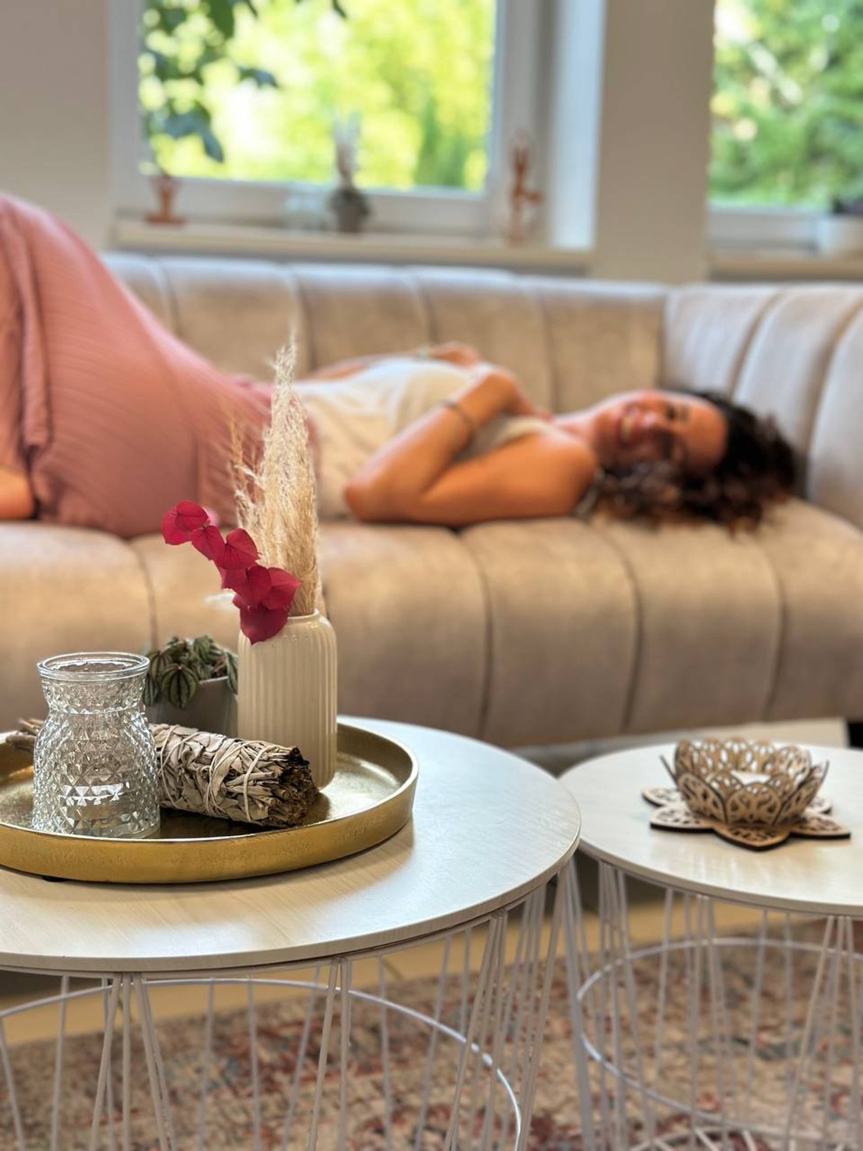 1:1 Seelenmoment bei Facettenreich – entspannte Atmosphäre mit Ritualarbeit, Pampasgras und Räucherwerk