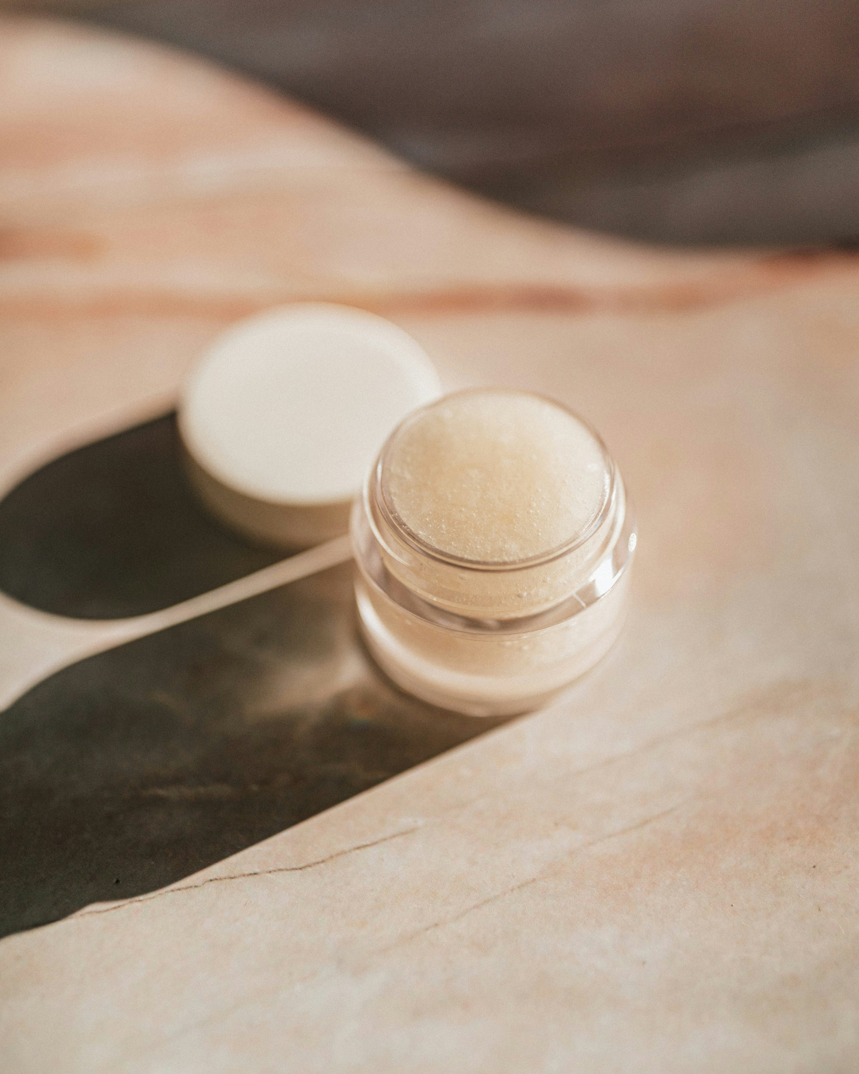Cremedöschen aus Naturkosmetik auf Holz – frische, konservierungsfreie Pflege