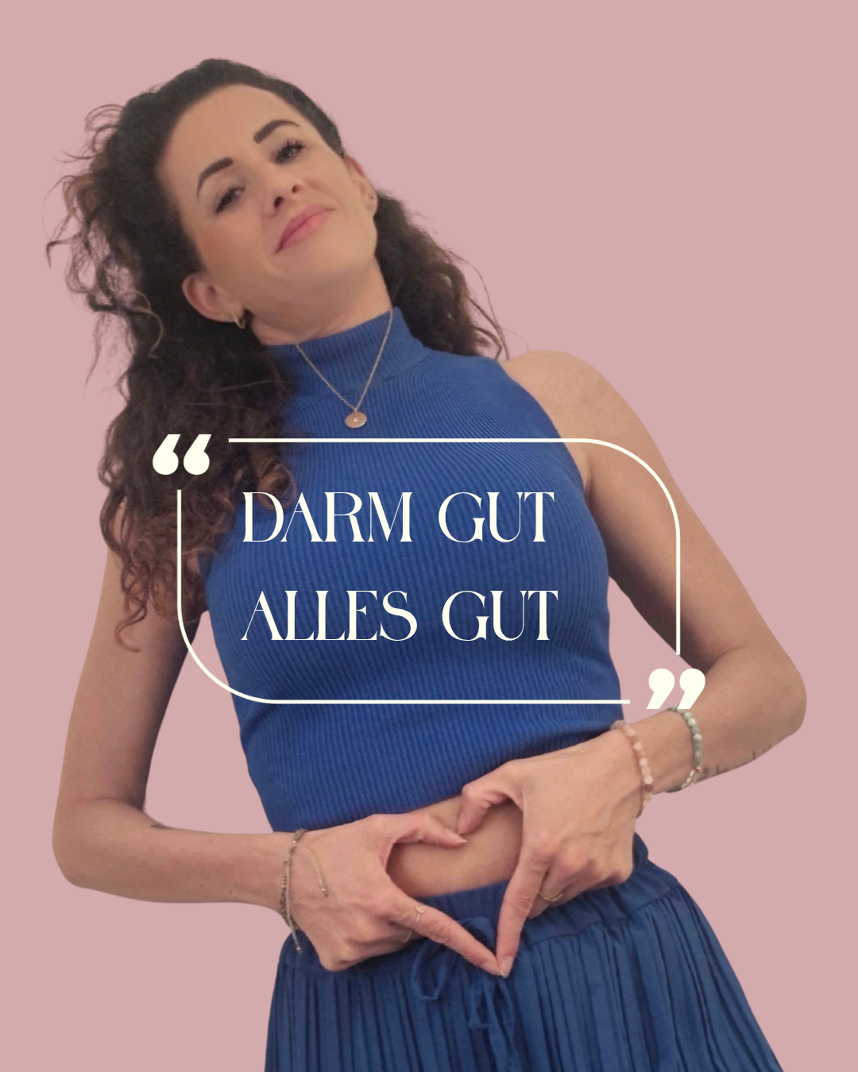 Workbook 26 Tage Darmliebe – Janina mit Herz-Geste vor rosa Hintergrund: Darm gut, alles gut