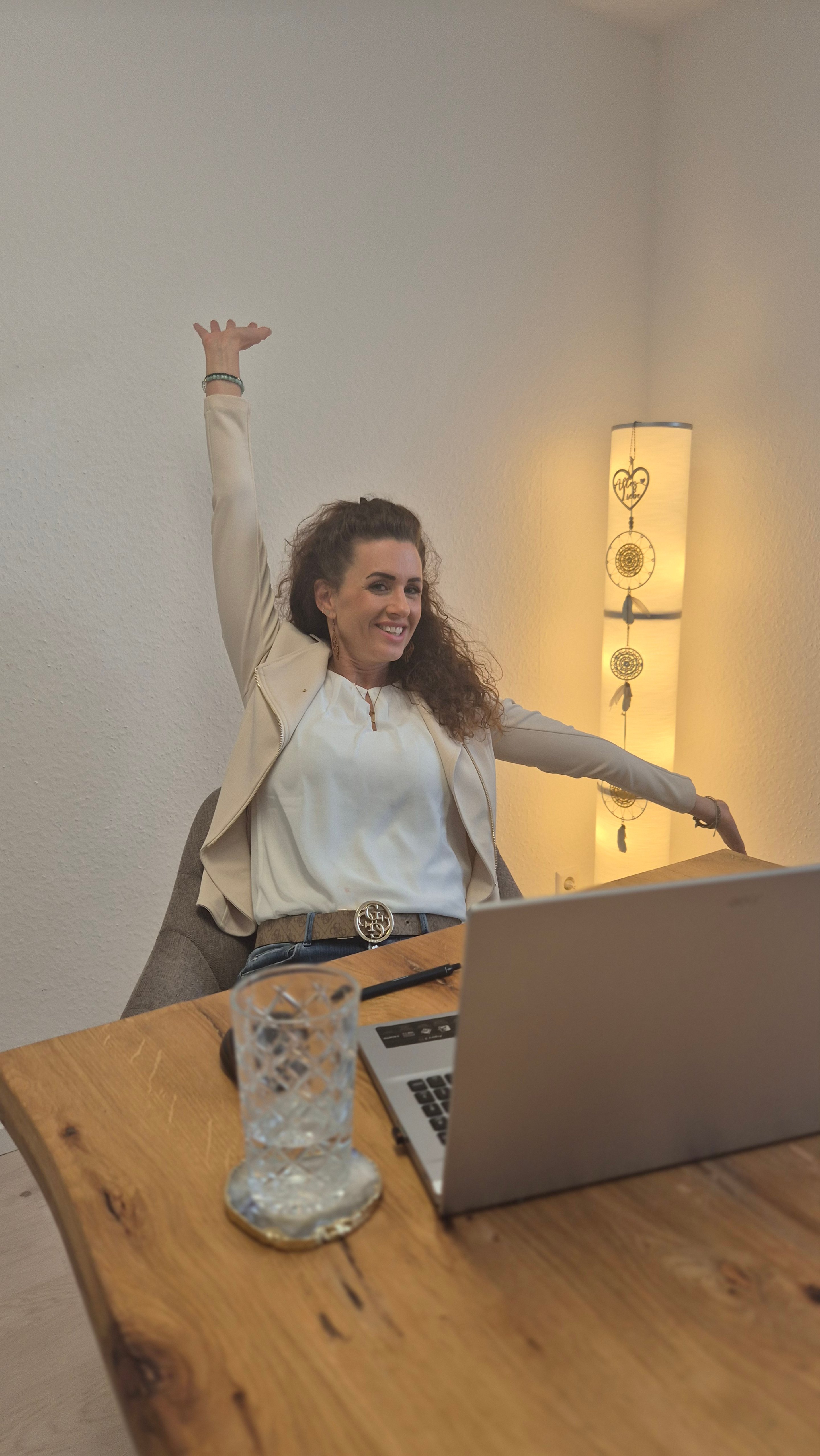 Janina Däubel am Holztisch mit Laptop und Glasflakon – Workbooks zum Download bei Facettenreich